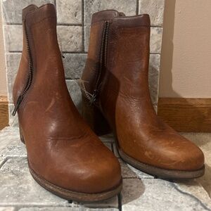 Frye-Women’s calf height, leather boots, Brown